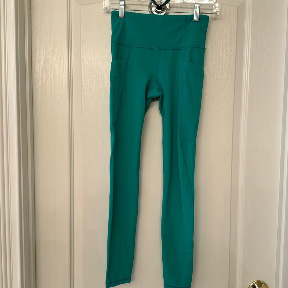 Athleta women’s XS stash pocket salutation tight with Power Vita fabric